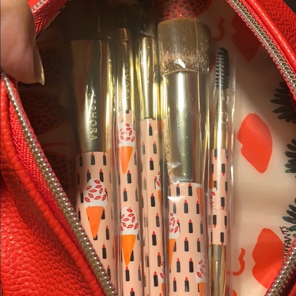 New Berry kissable brush set not tested on animals brand new in pouch - Picture 2 of 5